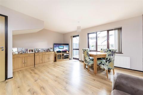60 Foxwood Close, Feltham, TW13 7DL