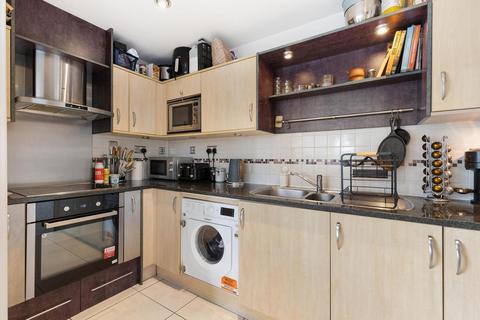 3 bedroom flat to rent, Compass House, Smugglers Way, London
