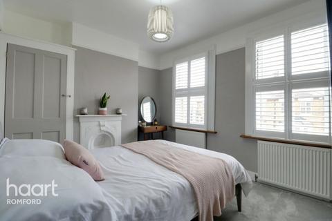 49 Cotleigh Road, Romford, RM7 9AS