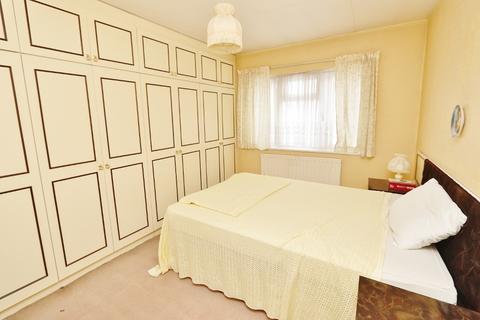 40 Ashvale Gardens, Romford, RM5 3QA