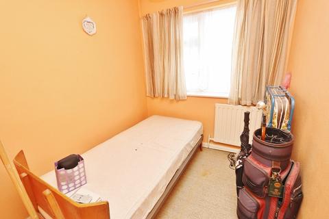 40 Ashvale Gardens, Romford, RM5 3QA