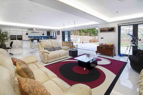 4 bedroom detached house for sale, Chessington