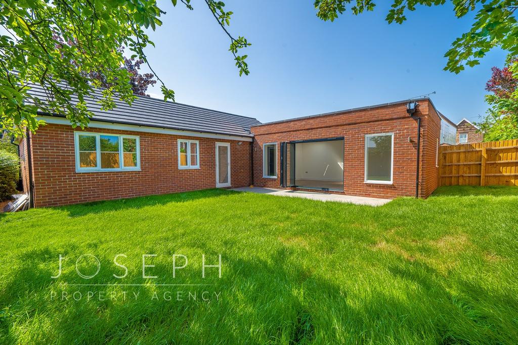 Vere Gardens, Henley Road, Ipswich, IP1 3 bed detached bungalow - £415,000