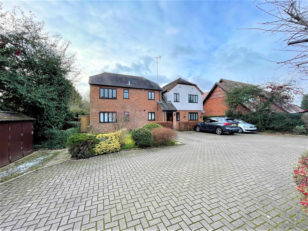 Meadow Lane, Pangbourne, Reading 1 bed apartment £220,000