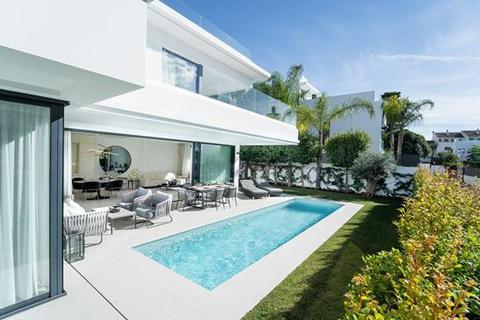 4 bedroom villa, Rio Verde Playa, Marbella, Malaga, Spain