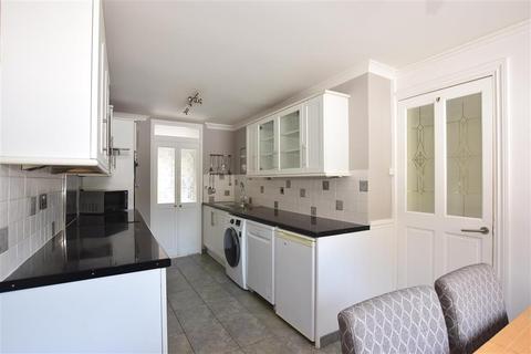 46 Bazes Shaw, New Ash Green, Longfield, DA3 8QX