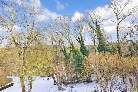 46 Bazes Shaw, New Ash Green, Longfield, DA3 8QX