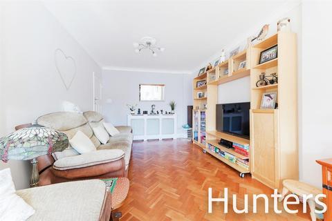 32 Eton Avenue, Hounslow, TW5 0HB