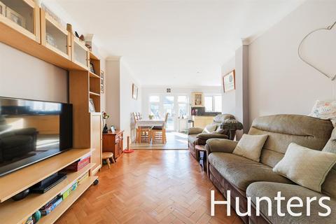 32 Eton Avenue, Hounslow, TW5 0HB