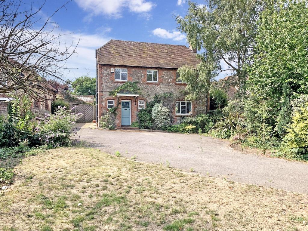 The Street Rustington BN16 3 bed cottage £1,800 pcm (£415 pw)