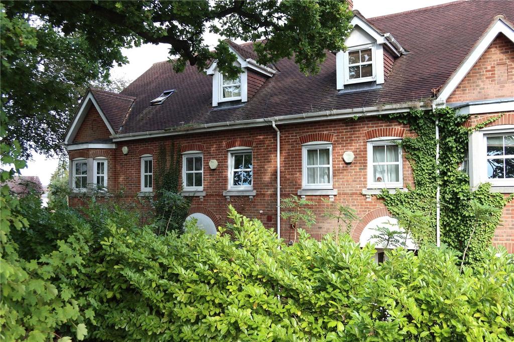 Campbell Fields, Aldershot, Hampshire, GU11 3 bed terraced house £