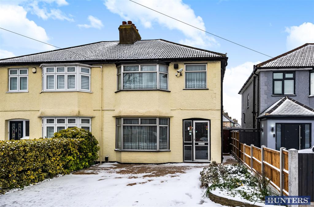 Suttons Avenue, Hornchurch, RM12 4LZ 3 bed semidetached house £425,000