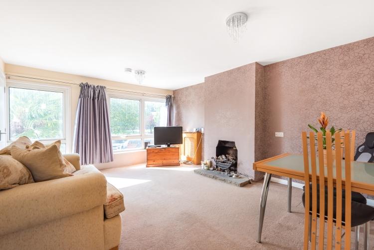 Mead Way Bromley BR2 3 bed £1,650 pcm (£381 pw)