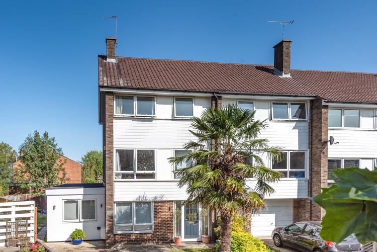 Mead Way Bromley BR2 3 bed £1,650 pcm (£381 pw)