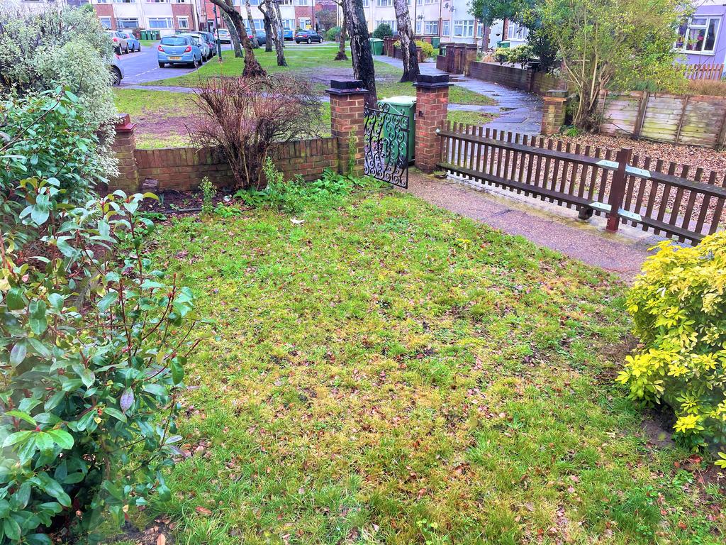 Russell Close, Bexleyheath, DA7 2 bed £255,000