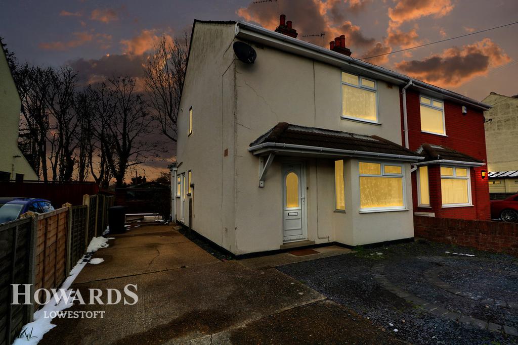 Carlton Road, Lowestoft 2 bed semidetached house £170,000