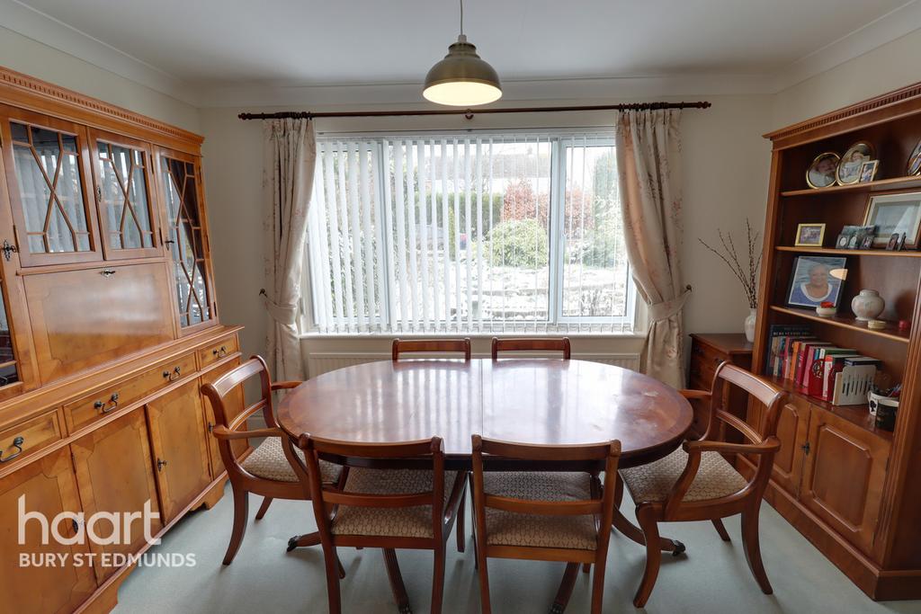 Westgarth Gardens, Bury St Edmunds 3 bed chalet £325,000