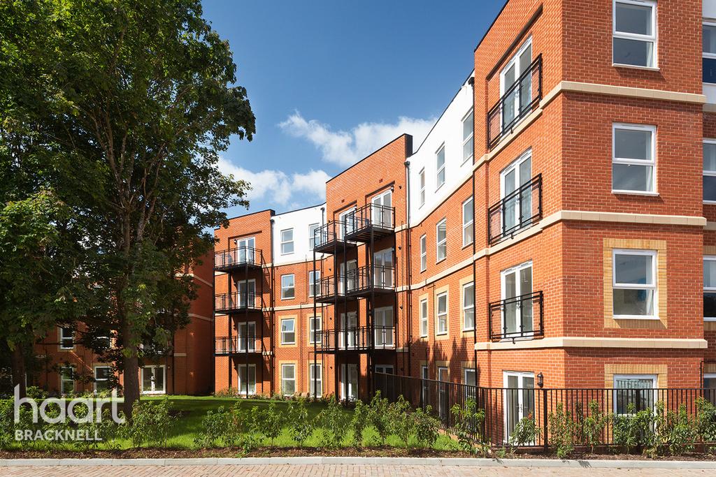 Cricket Field Grove, Crowthorne 2 bed apartment £144,995