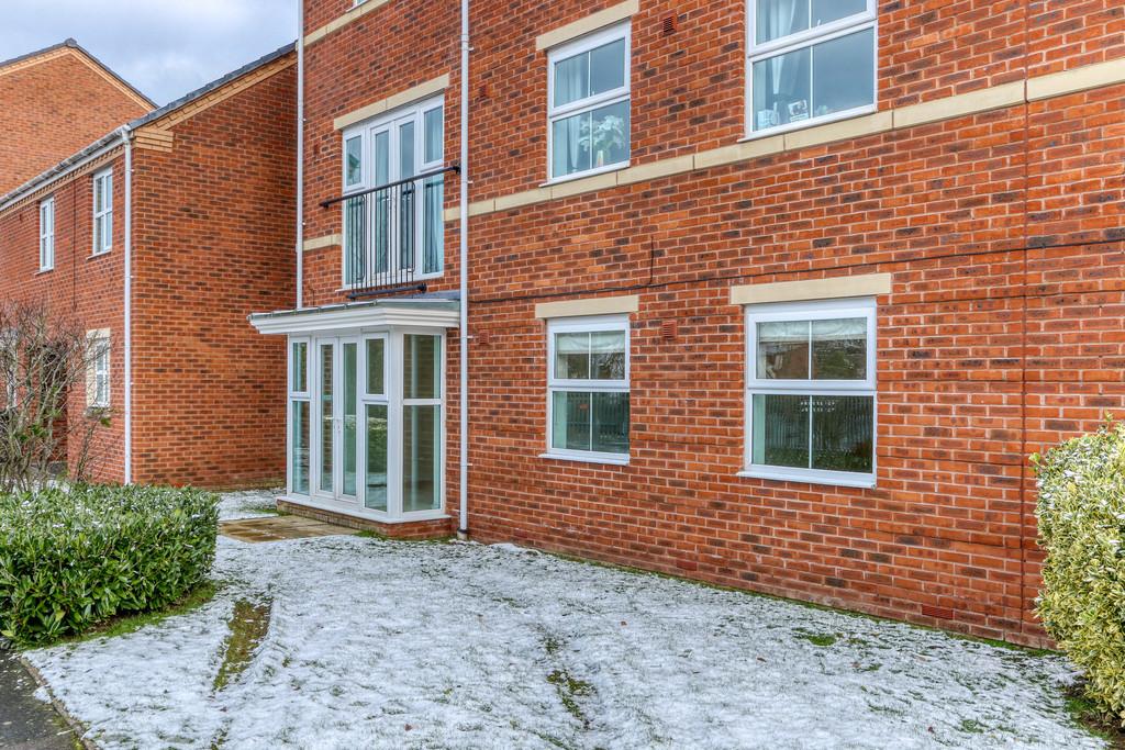 Gloucester Close, Redditch, B97 6AH 2 bed ground floor flat £125,000