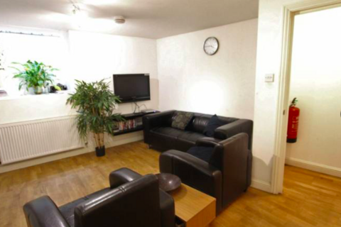 1 bedroom in a house share to rent, Bow Common Lane, London E3