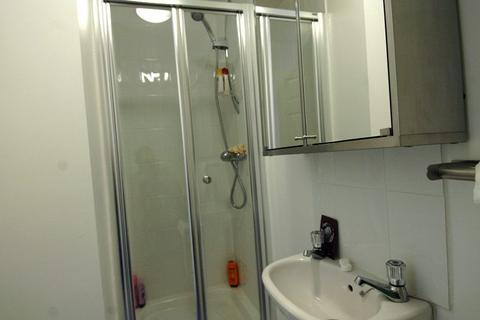 1 bedroom in a house share to rent, Bow Common Lane, London E3