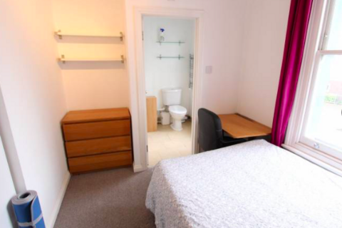 1 bedroom in a house share to rent, Bow Common Lane, London E3