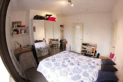1 bedroom in a house share to rent, Bow Common Lane, London E3