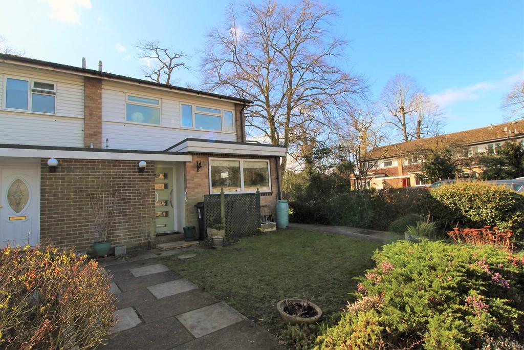 Grasmere Way, Byfleet 3 bed end of terrace house £419,950