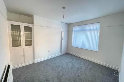 2 bedroom flat to rent - Dene Crescent, Wallsend.  NE28 7SN.  *  Garden & Drive *