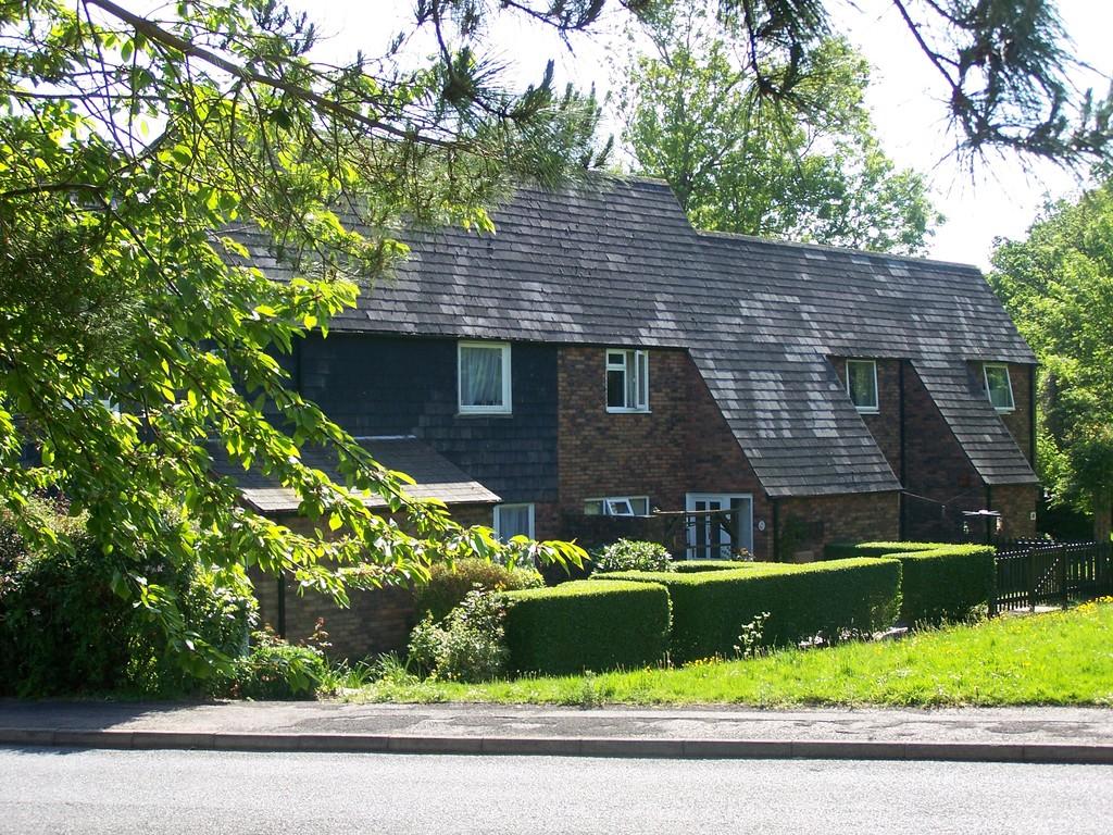 Maplehurst Road, Chichester 4 bed terraced house £1,100 pcm (£254 pw)