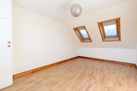 Clova Cottage, 17 Biggiesknowe, Peebles, EH45 8HS
