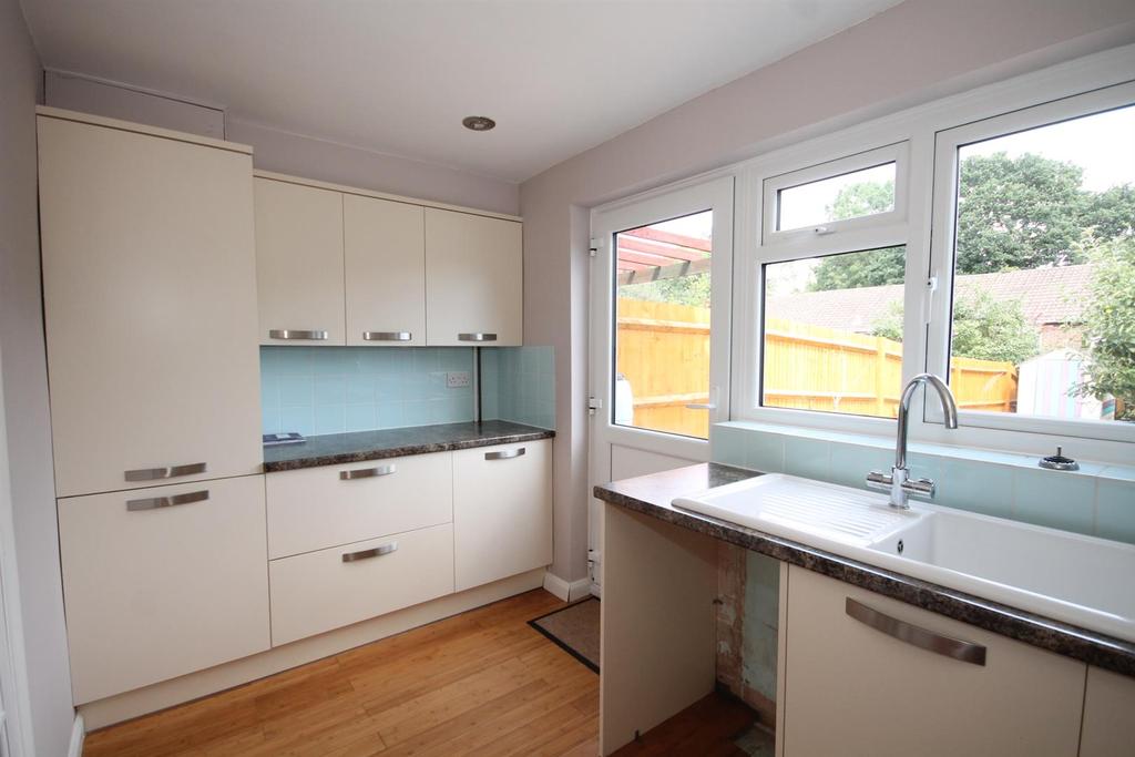 Drake Close, Horsham 2 bed end of terrace house £1,150 pcm (£265 pw)