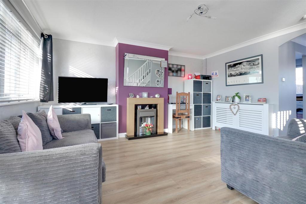 Eagle Way, Shoeburyness, SouthendOnSea 3 bed end of terrace house £