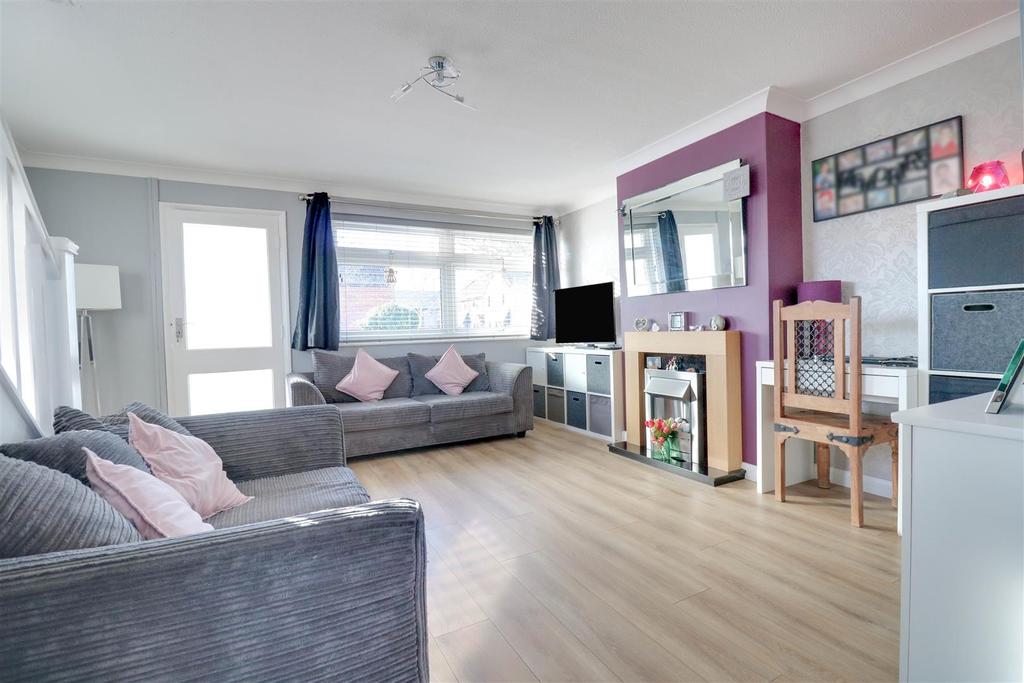 Eagle Way, Shoeburyness, SouthendOnSea 3 bed end of terrace house £