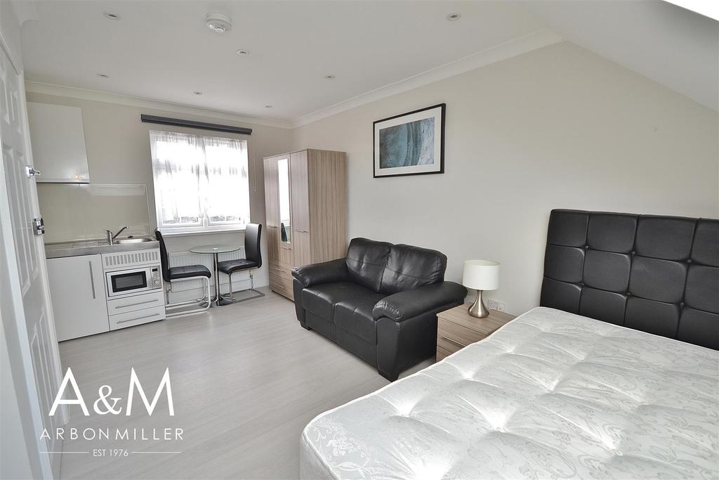 Ascot Close, Hainault Studio £725 pcm (£167 pw)