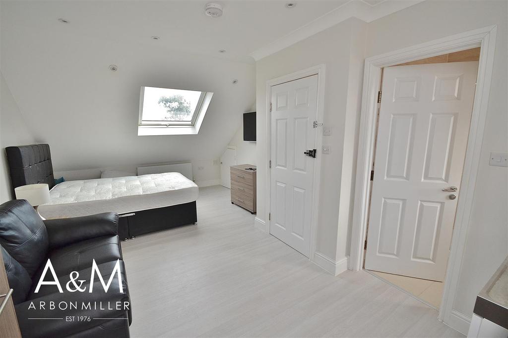 Ascot Close, Hainault Studio £725 pcm (£167 pw)
