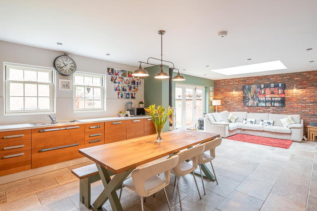 Kitchen/dining/family room