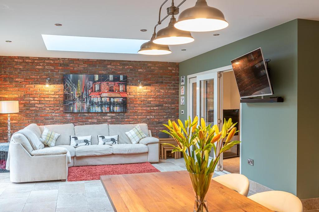 Kitchen/dining/family room