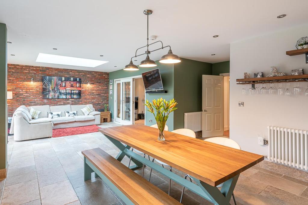 Kitchen/dining/family room