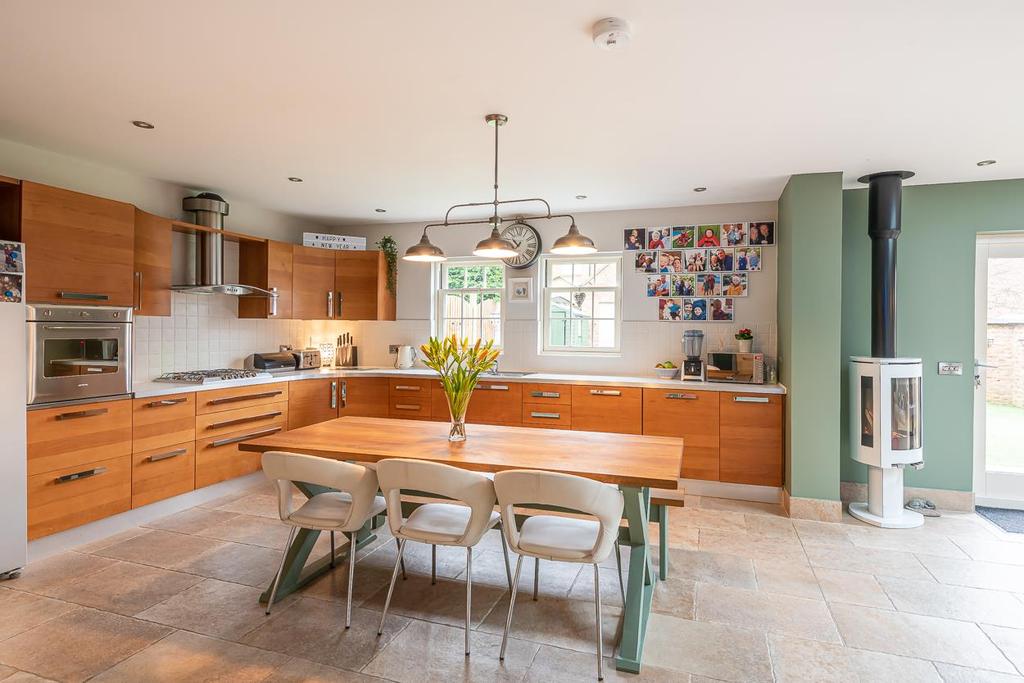 Kitchen/dining/family room