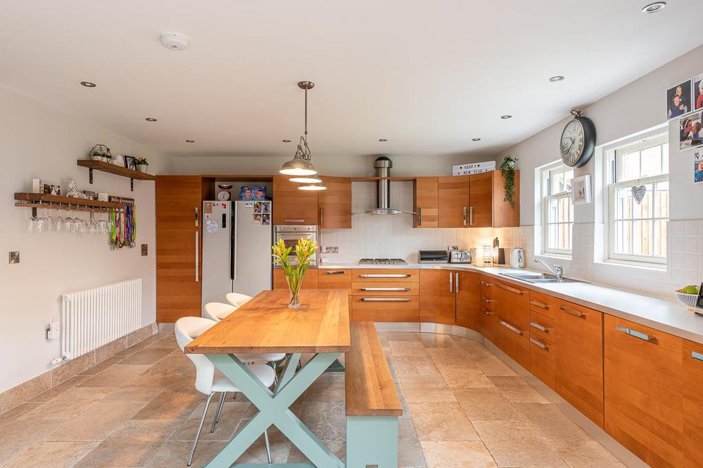 Kitchen/dining/family room