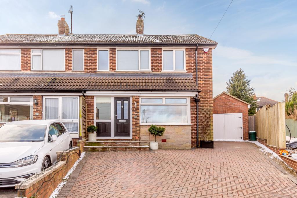 Woodlands Rise, Harrogate, North Yorkshire 3 bed semidetached house
