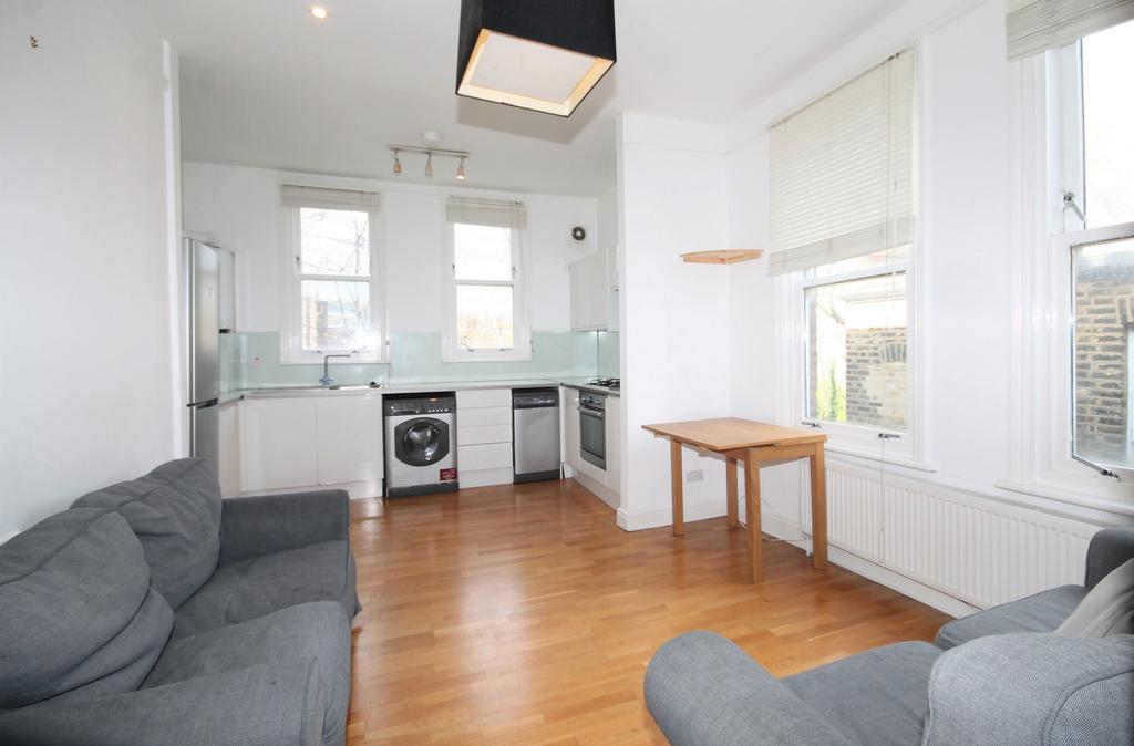 Cathcart Hill, Dartmouth Park, N19 3 bed flat £2,578 pcm (£595 pw)