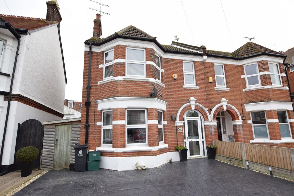 Penfold Road, ClactononSea 4 bed semidetached house £300,000