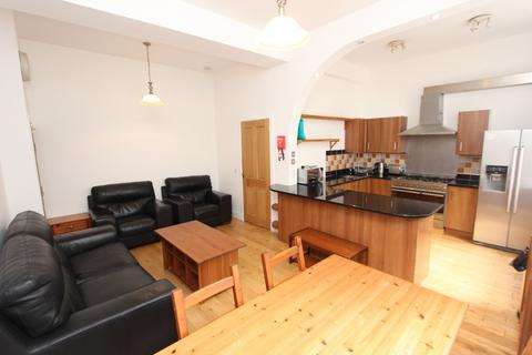 5 bedroom flat to rent, Coinyie House Close, Old Town, Edinburgh, EH1
