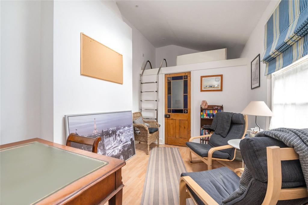 Bedroom / Study