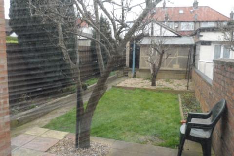4 bedroom terraced house to rent, The Circle, London, NW2