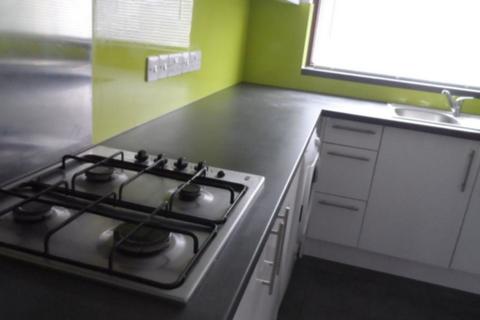 4 bedroom terraced house to rent, The Circle, London, NW2