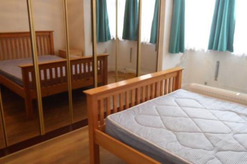4 bedroom terraced house to rent, The Circle, London, NW2
