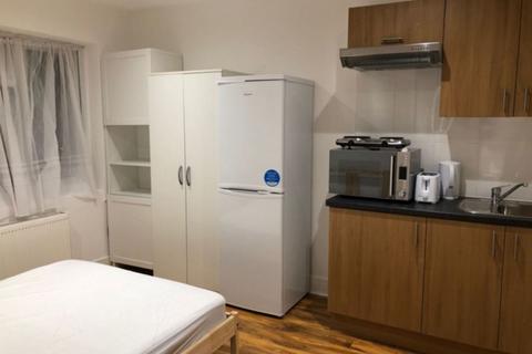 Studio to rent, Warren Road, Neasden, NW2